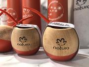 Mate redondito inclinado, de algarrobo, pintado, con Logo
