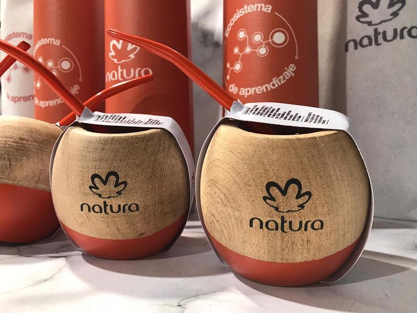 Mate redondito inclinado,  de algarrobo, pintado, con Logo
